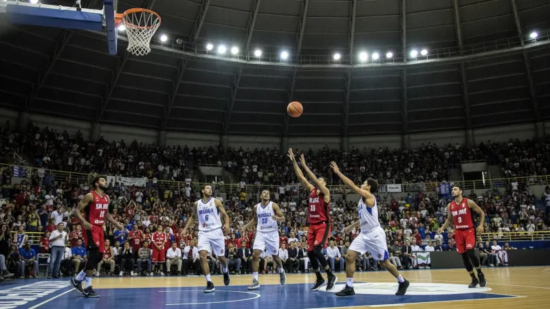 Jogadores do Brasília Basquete em ação durante partida na Arena Nilson Nelson