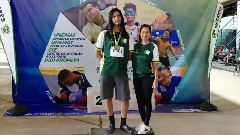 Jovem atleta paralímpico Daniel Santana Prado em pista de atletismo