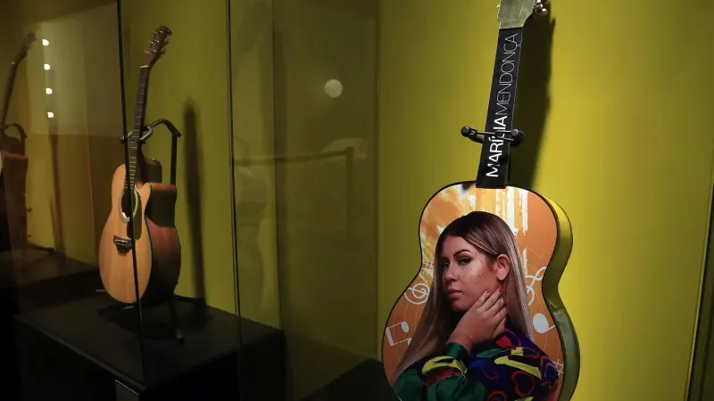 Exposição Marília Mendonça no MIS em São Paulo, com objetos pessoais e ambientes temáticos