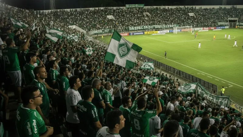 Torcedores do Goiás no Estádio Hailé Pinheiro em Goiânia, acompanhando uma partida de futebol da Série B.