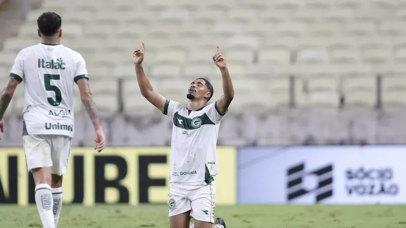 Kadu Sousa comemora gol de letra contra o Ceará em jogo da Série B na Arena Castelão, Fortaleza.