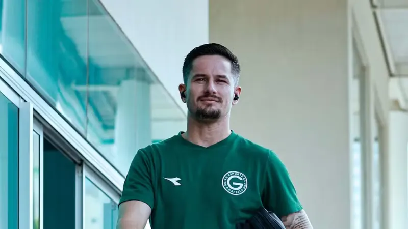 Goleiro Tadeu em campo com a camisa do Goiás, olhando para frente com determinação