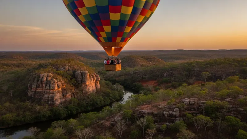 Balão de ar quente sobrevoando as serras e a vegetação do Cerrado em Pirenópolis, Goiás, ao nascer do sol