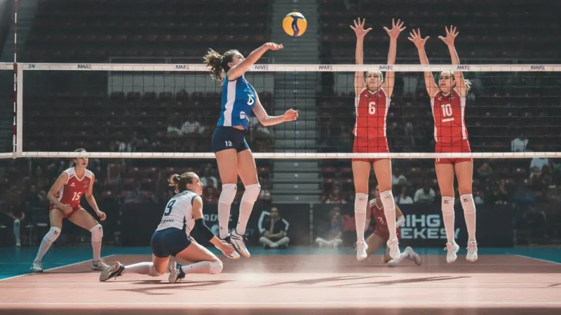 Jogadoras do Praia Clube e Brasília Vôlei em quadra durante partida de vôlei