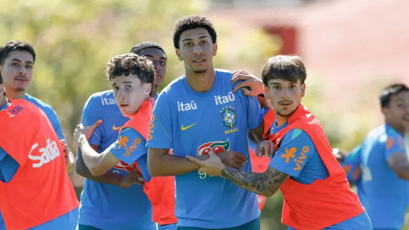Zagueiro David Brendo em campo, vestindo a camisa do Grêmio, jogando futebol em Goiânia, Goiás