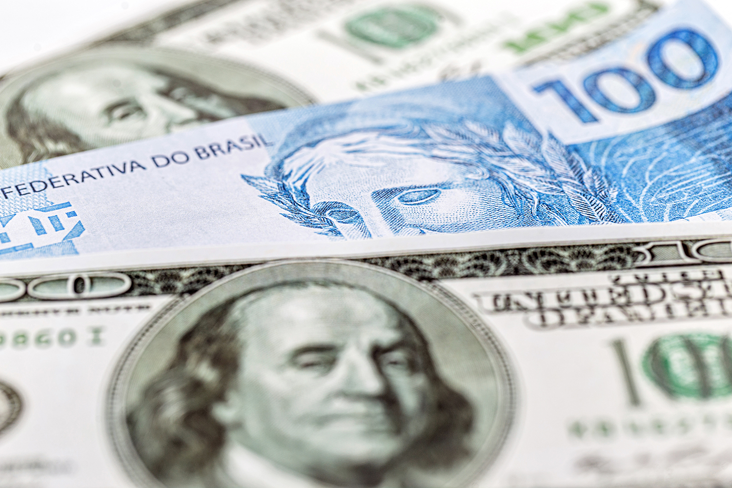 Dólar dispara e mercado brasileiro enfrenta turbulências: entenda os impactos e o que esperar